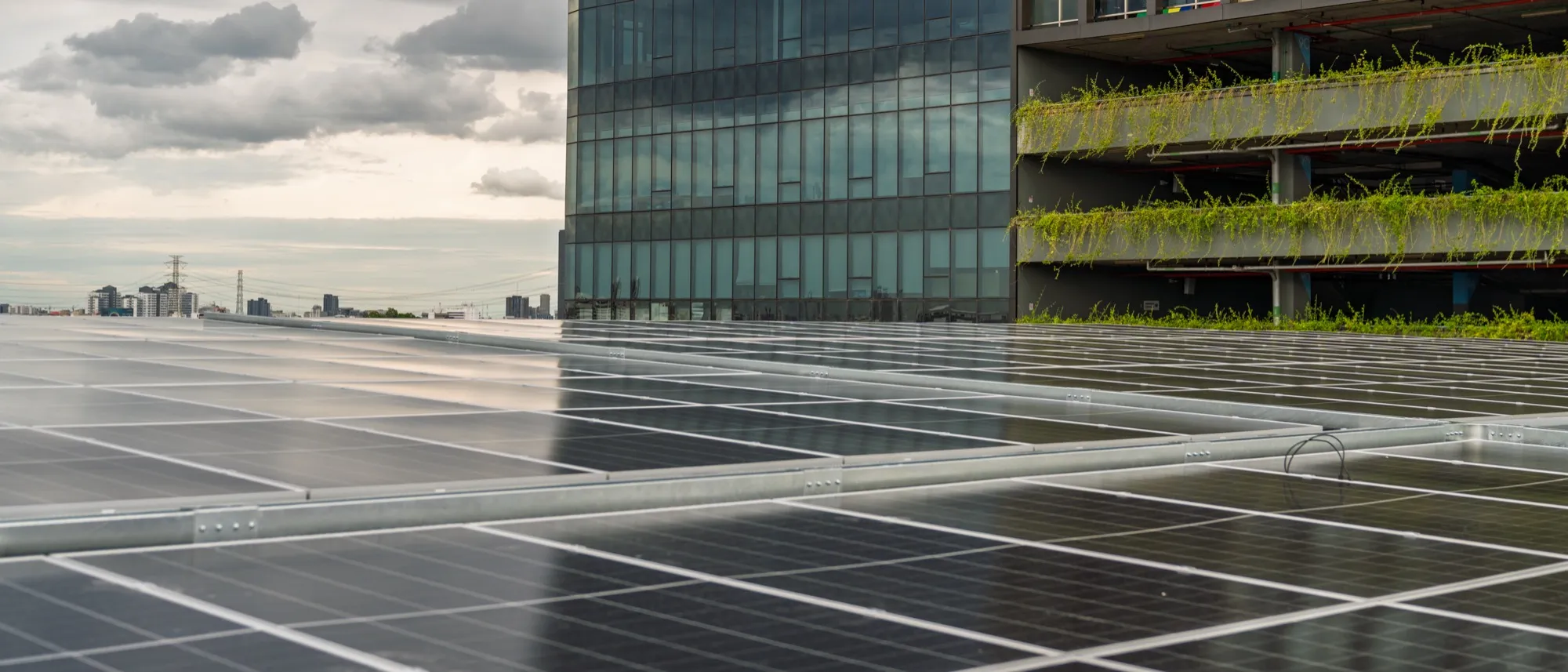 Solarmodule auf dem Dach eines Stadtgebäudes